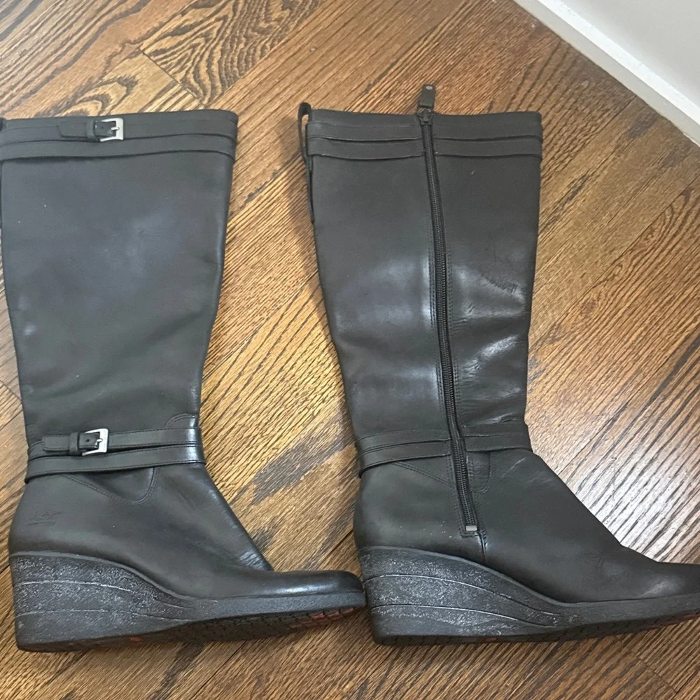 NWOT UGG Women's Black Leather Wedge Boots Sz 7 waterproof warm